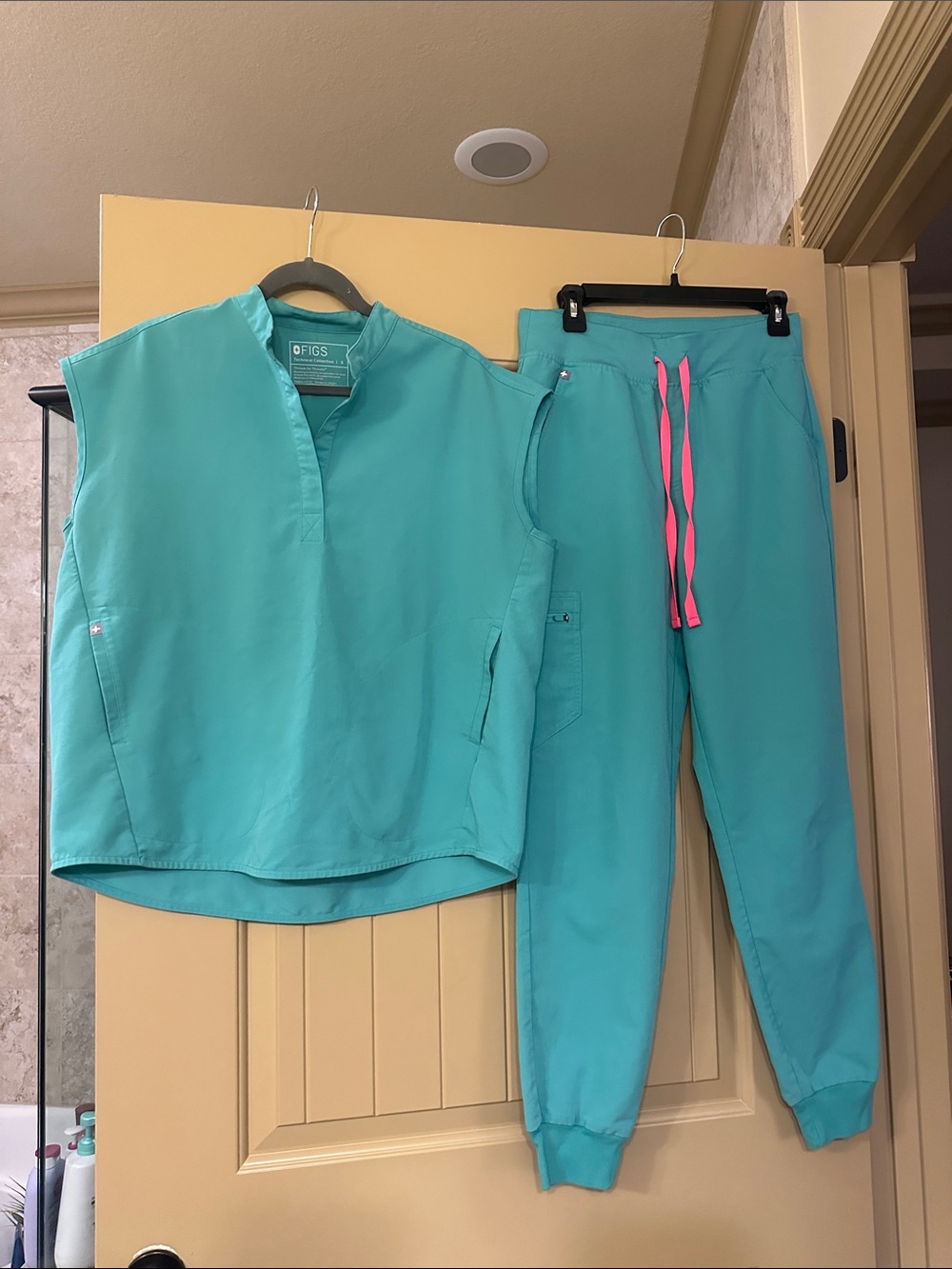 Figs XS Rafaela Scrub Top and Medium High Waisted Zamora Pants in Surgical Green